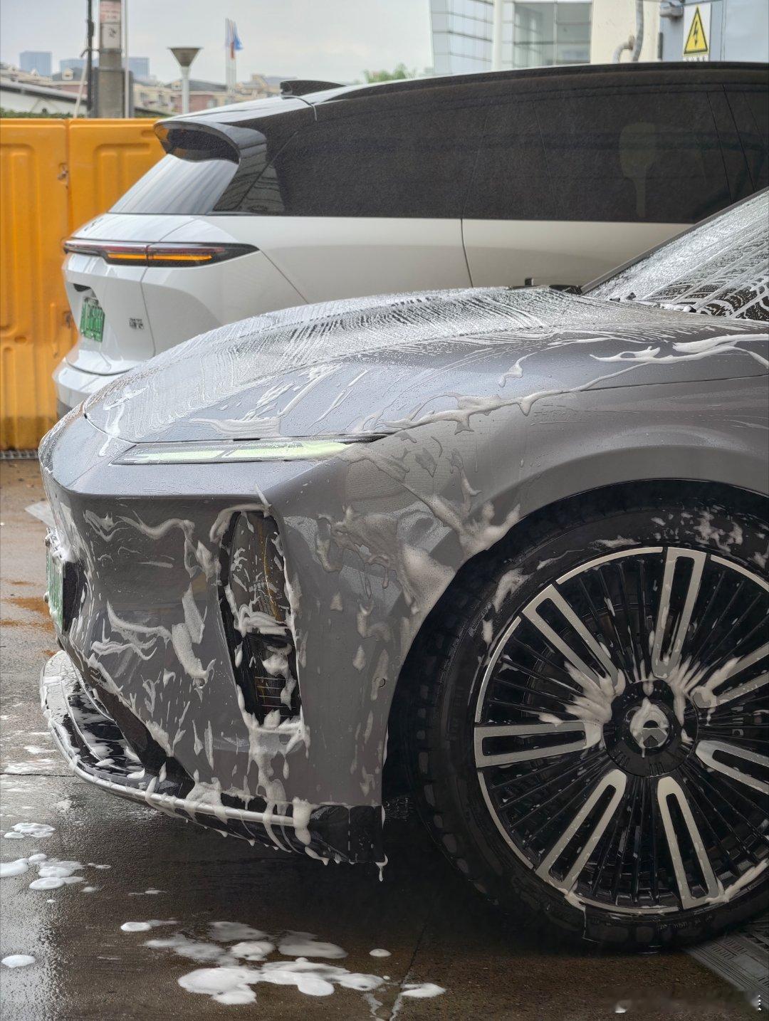 冷知识：ET9 洗车，是按轿车价格收费的比 ES6 EC6 要便宜[doge]蔚