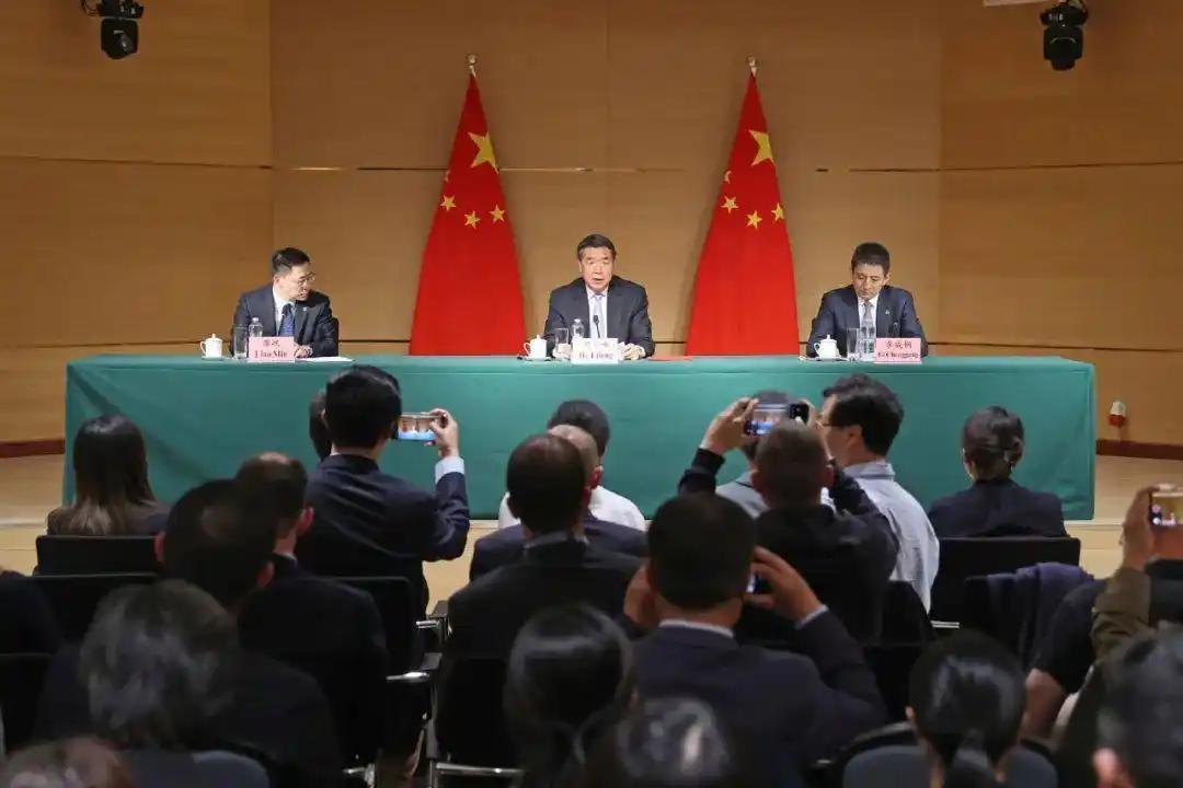 别高兴太早！中美谈判告一段落，但双方最起码还有三个方面没有谈拢！第一就是关税，特