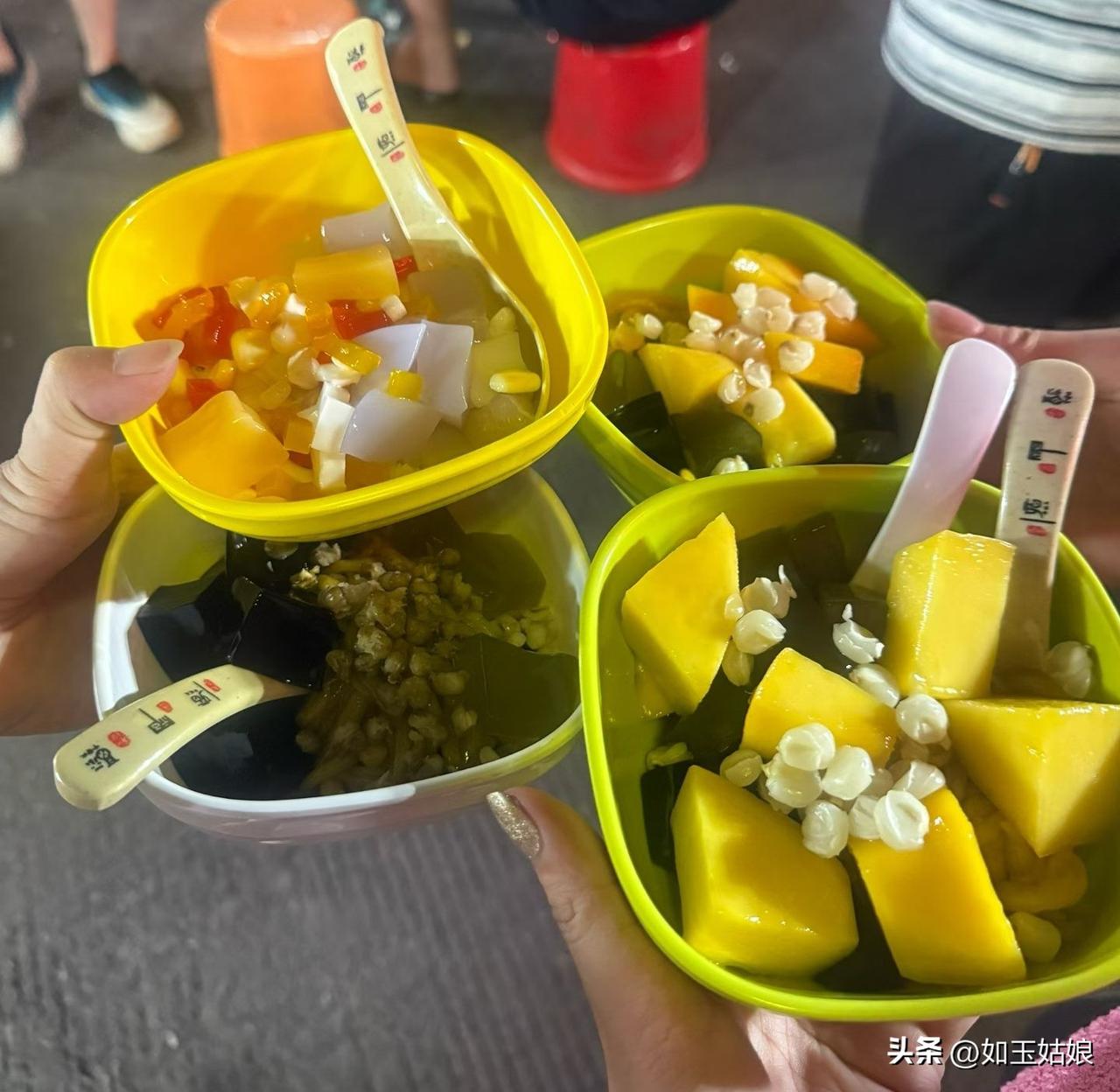 不过，一碗香甜可口的自选糖水就能拯救这糟糕的夏日。就像有人家里，婆婆一年四季坚持