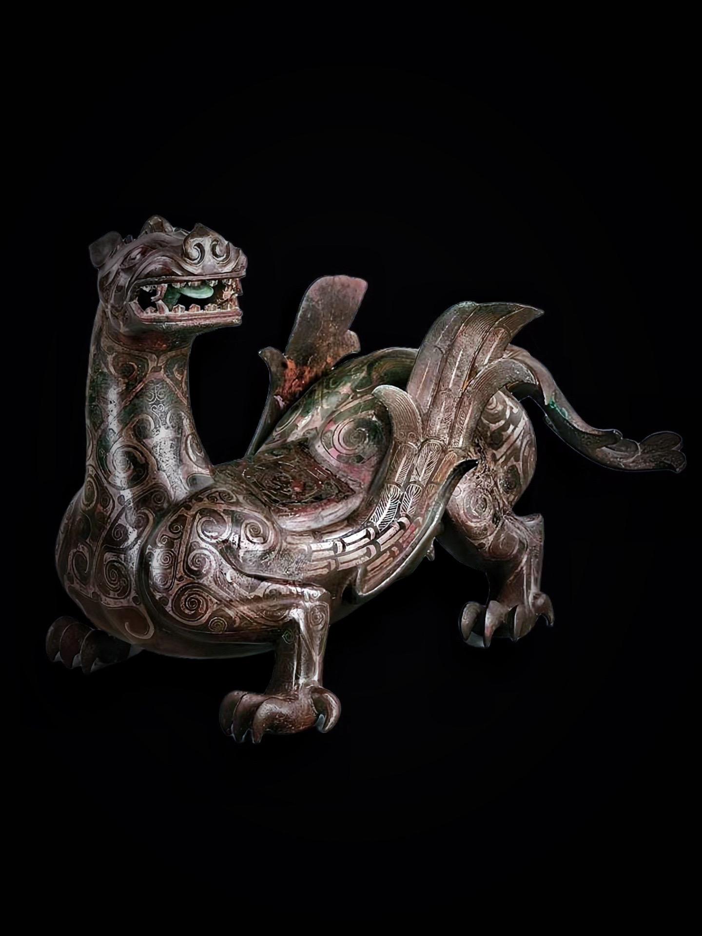 战国· 错银铜双翼神兽。其状如鹿而赤尾，其音如牛，有人名曰飞廉，闻其声...