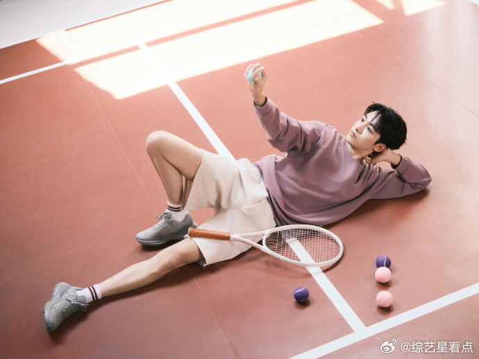 董思成解锁运动风 董思成解锁运动风也真的是帅帅的呀，完全就是我们青春少年感的网球