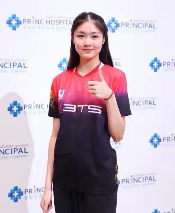 碧查梦在场上还是那么美丽，当然好看的同时实力也很不俗，豁出命去终于是逆转了印尼的