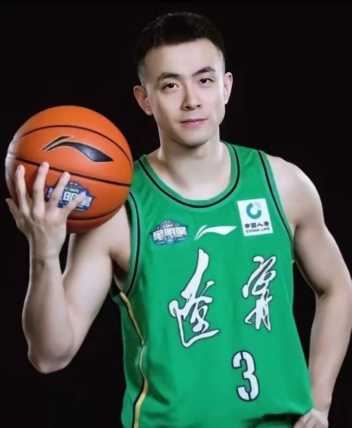 CBA目前后卫线也只有两人实力，力压赵继伟1，胡明轩（广东）能突能传，有身高，特