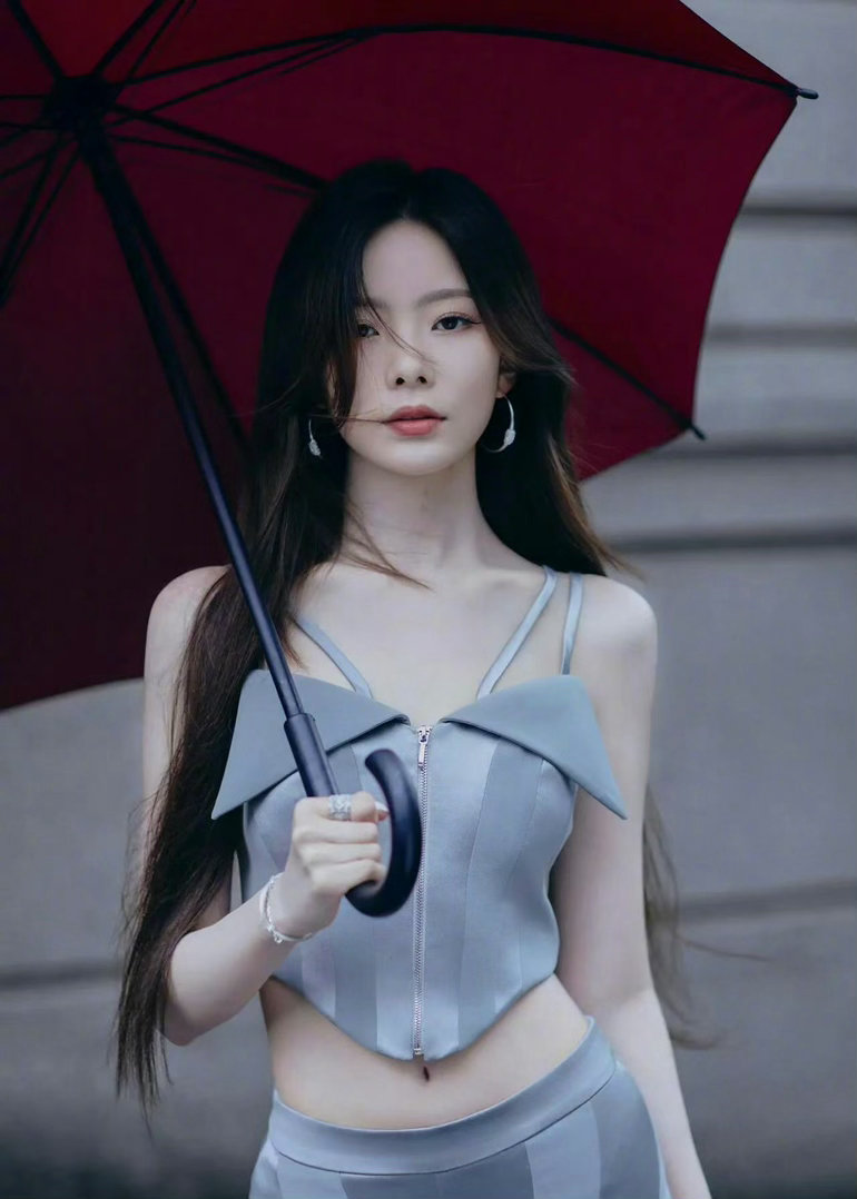 陈卓璇跳舞把我敲晕了 正片是冷酷复仇女杀手，花絮是手忙脚乱小迷糊。墨镜一戴一摘，