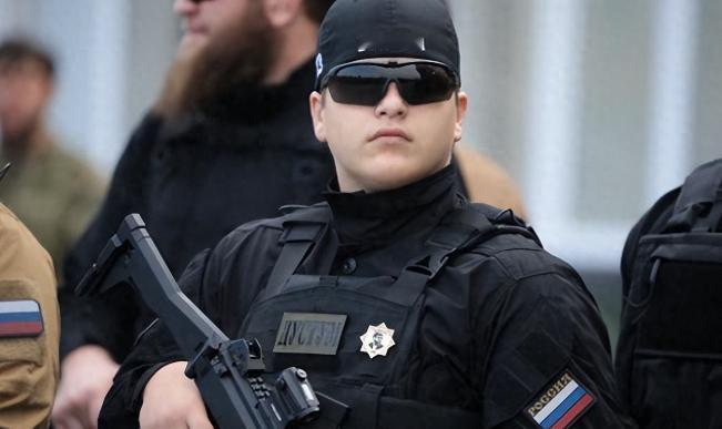 俄乌之间的嘴仗彻底燃爆，车臣领导人卡德罗夫18岁的儿子亚当，直接放出最硬核表态，