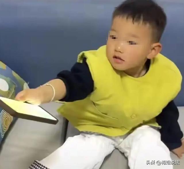 河南开封，一个3岁多的小男孩跑到同院邻居家门口玩，奶奶一看孩子就在跟前，转身就去