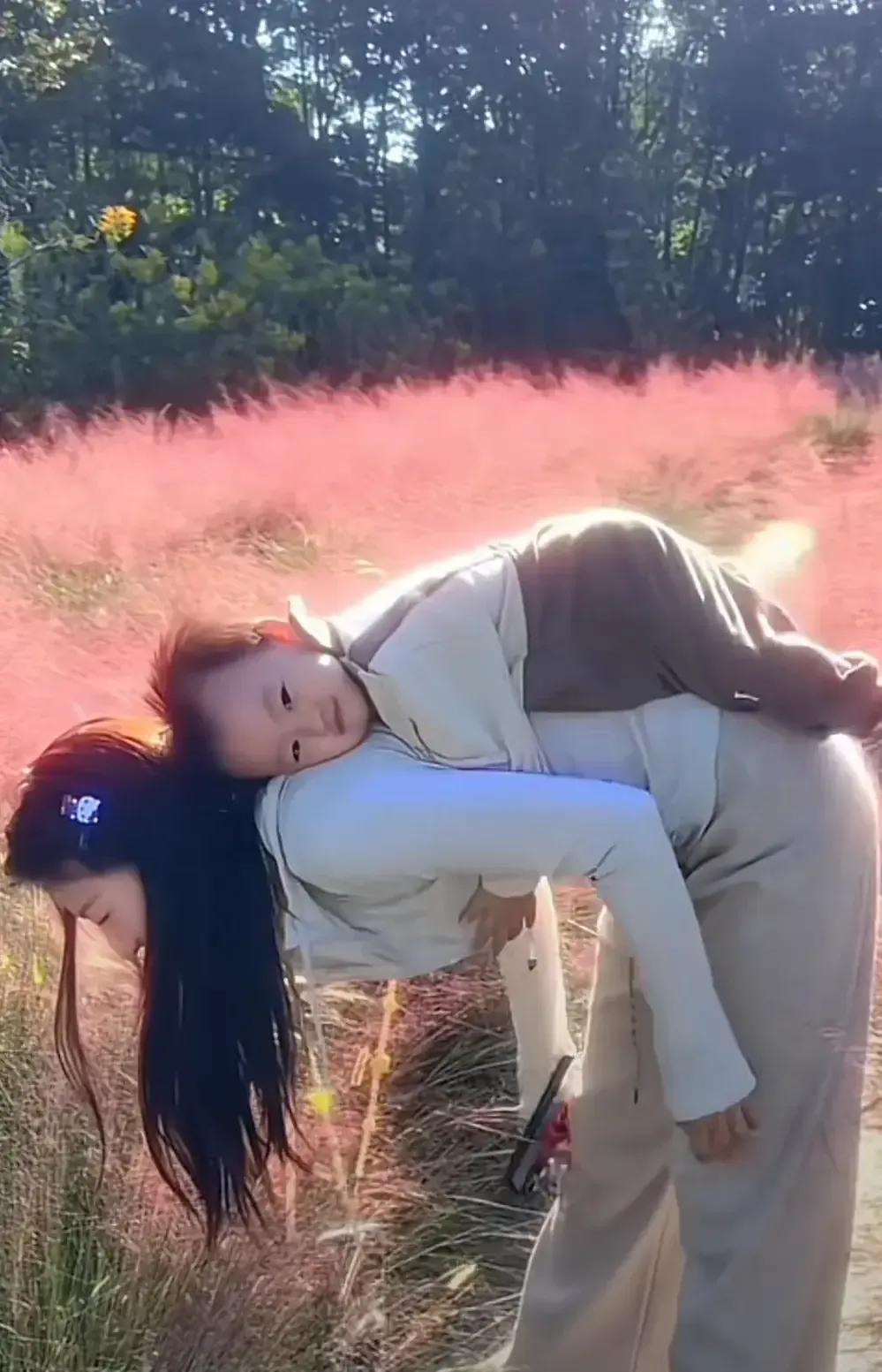 闪闪好可爱哦，背着她的那个小姐姐好漂亮，风景如画，美人如玉[呲牙]