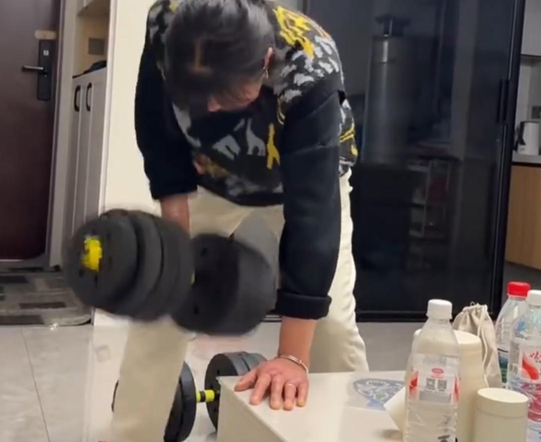 浙江一孕妇产检被告知：胎儿可能偏重后，可忙坏了孕妇的老公和婆婆！
前不久，浙江一