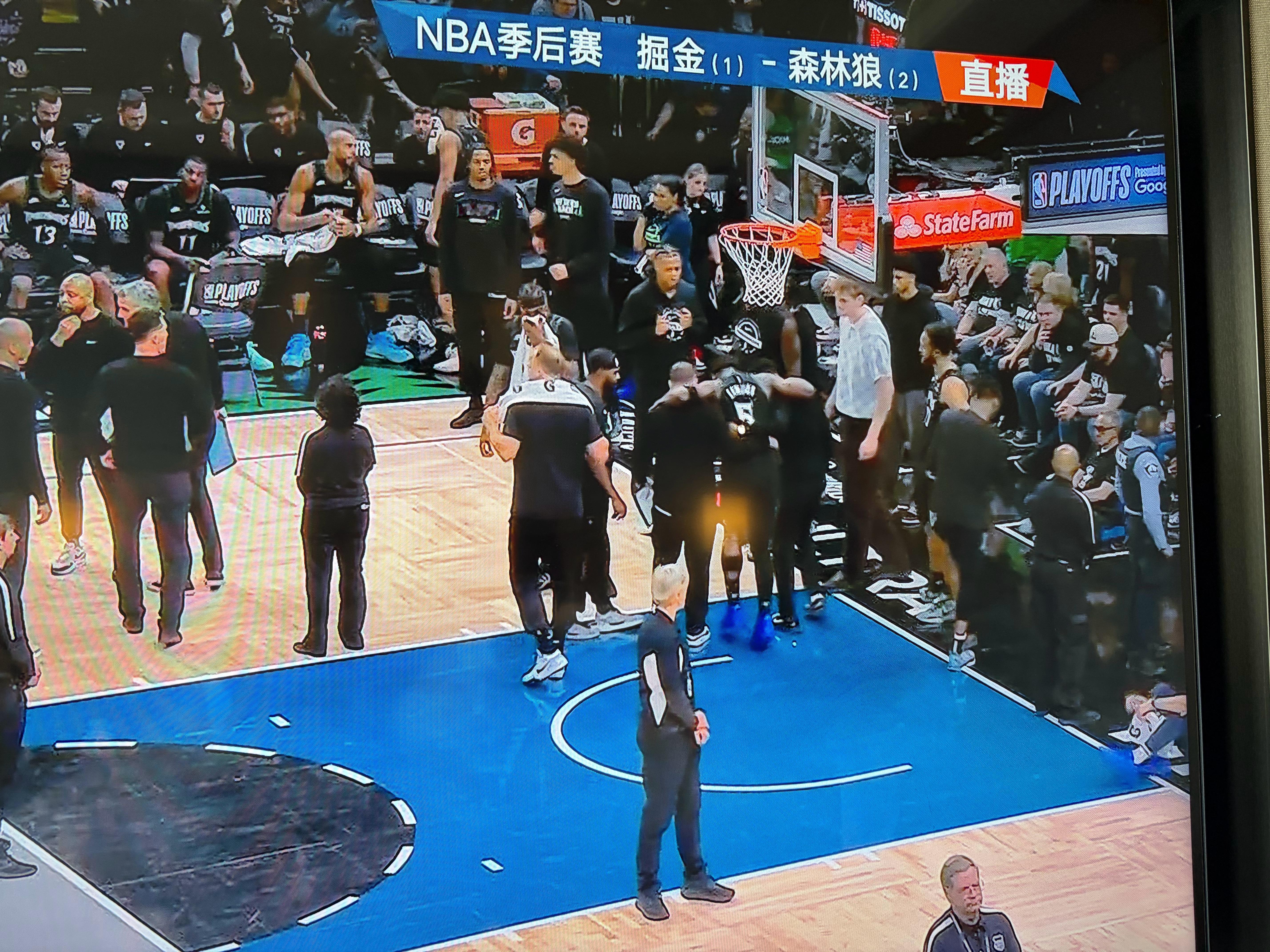 我去，爱德华兹受伤了，被队友搀扶下去了。 