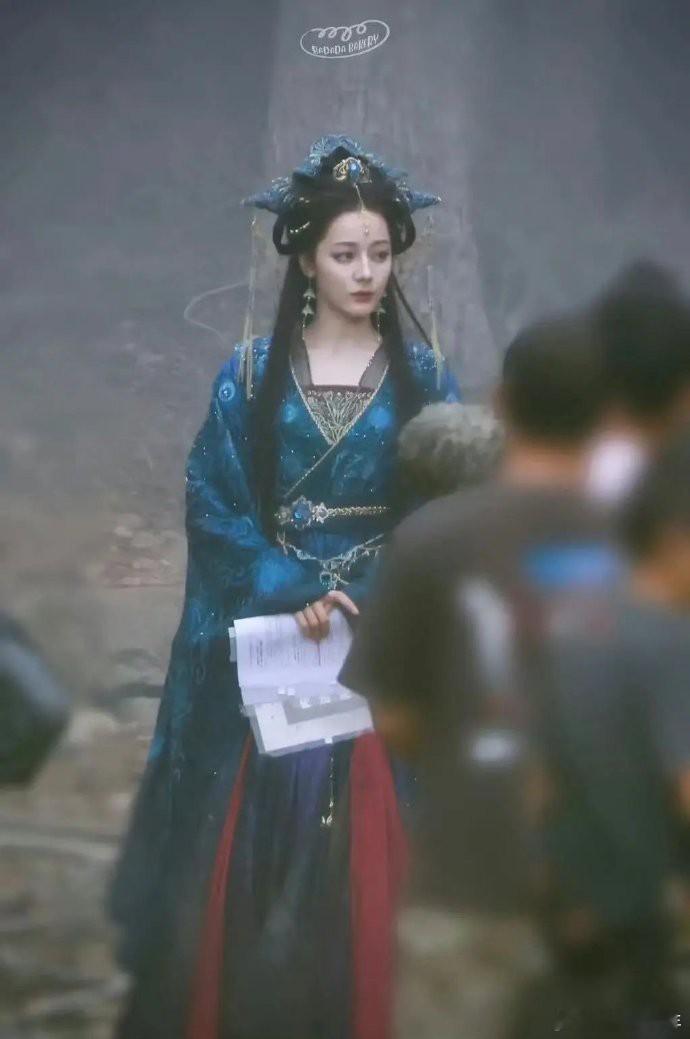 迪丽热巴的红毯造型常引发讨论，从明艳异域风到精致礼服，她以自信驾驭多样风格。审美