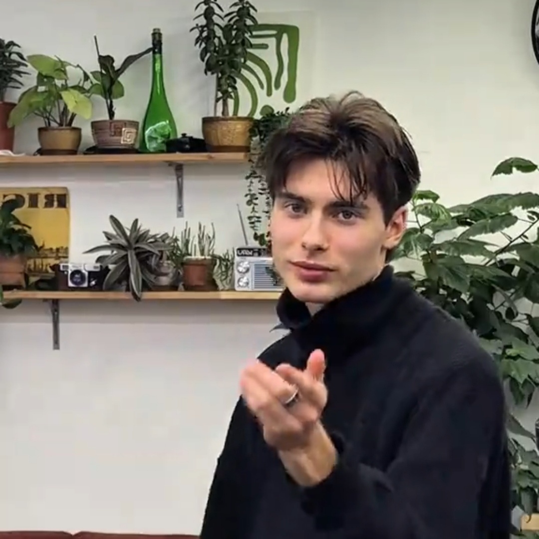 刷到那种理发师账号天杀的 把我忧郁长发男剪哪儿去了 剪之前是忧郁，，剪完只剩下油