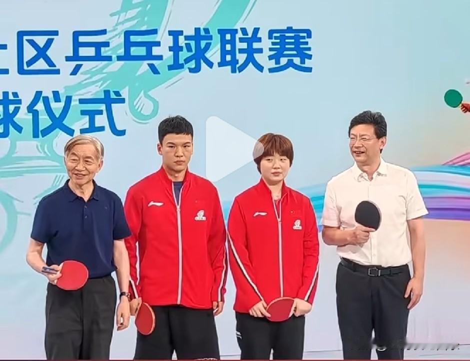 蒯曼和向鹏还没去上海参加集训，原因是两个江苏的队员，又跑回江苏参加乒乓球进社区的