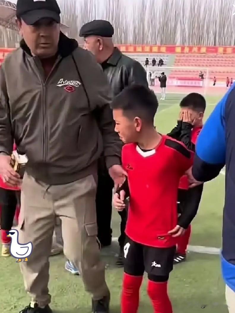 人不清楚这支队伍的情况，
训练条件一般，
这群孩子每天主动早起加练，
一路咬牙打