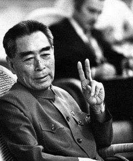 1959年人民大会堂建成投入使用后，一次周恩来听闻，领导干部在大会堂开会时，门外