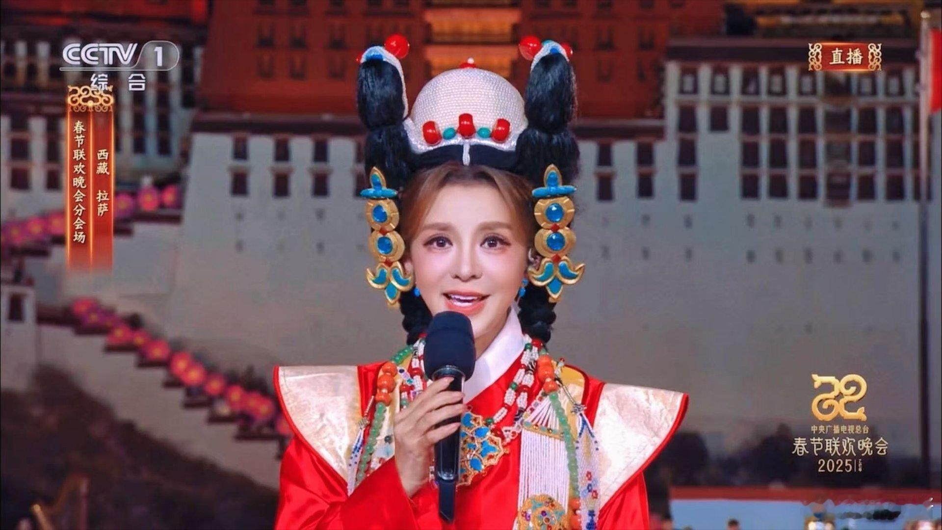 朱迅让雪域卓玛有了脸  春晚上的朱迅，就像一道连接内地与西藏的桥梁，她的每一次亮