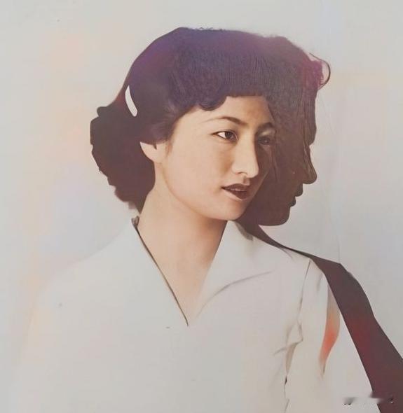 1978年，一群身穿制服的人闯入张春莲家中将她带走。她面色平静，对着一头雾水的丈