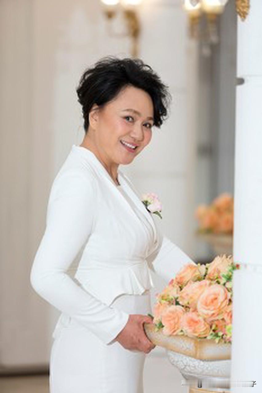 春晚舞台上，宋丹丹和蔡明都是“太后级”顶流。宋丹丹演得“土”，但“土”得亲切。1