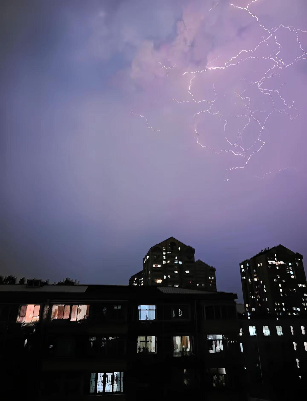 2026/6/29北京雷暴。夜间长达2小时的连续雷鸣电闪，很大很震撼。📸长曝光