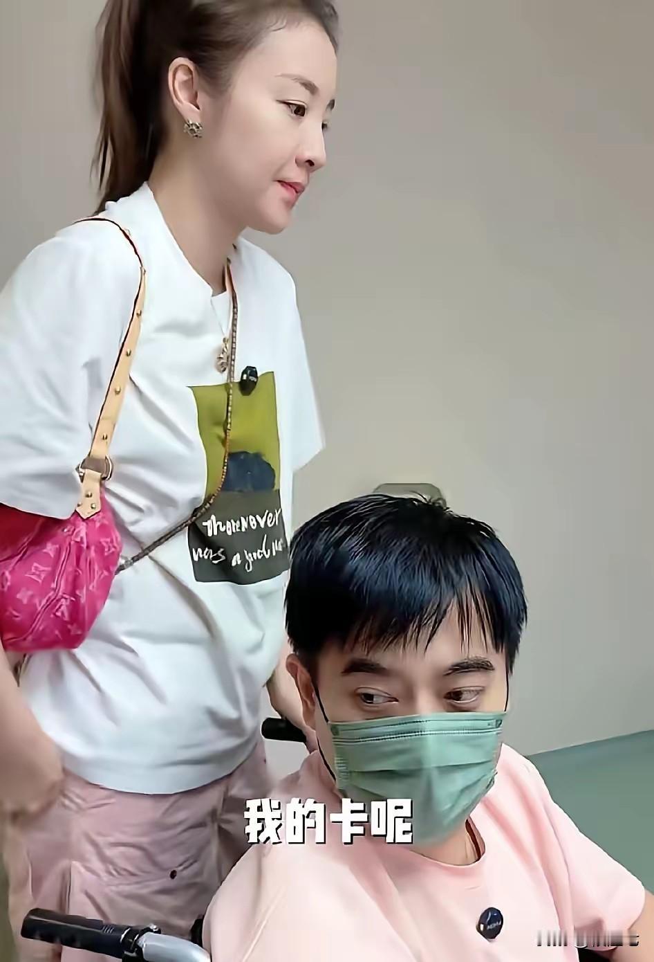 陈龙不会用电子医保卡
对于很多老龄人来说或许都不知道电子医保卡，他们只用实体的医