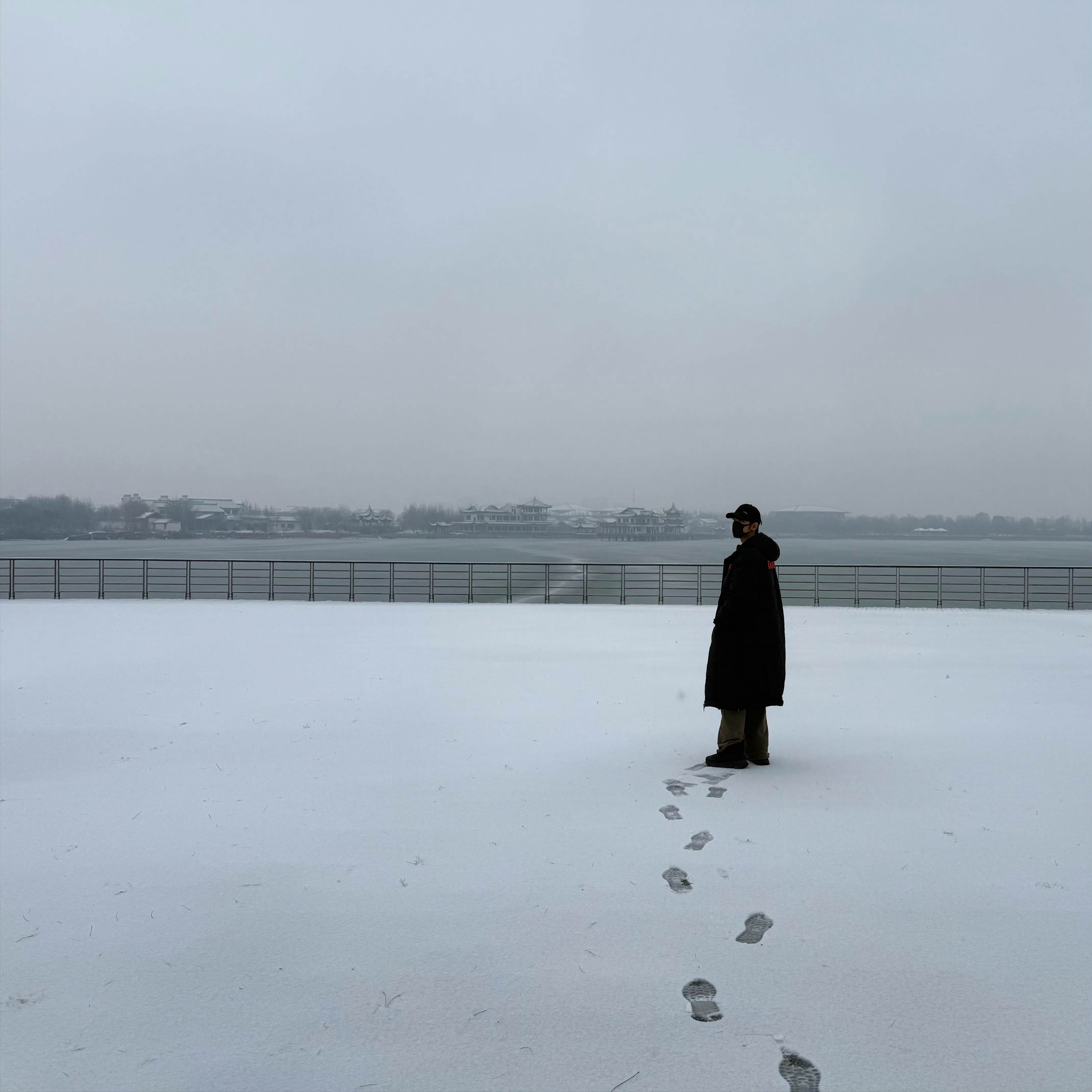 肖战小城良方营业，亮神拍📷靓雪，这剧拍得倍儿开心吧。 