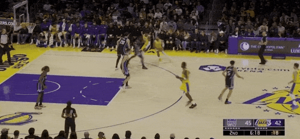 连进三分！文森特上演王者归来！
在今天NBA季前赛湖人与国王的第二节比赛中，文森
