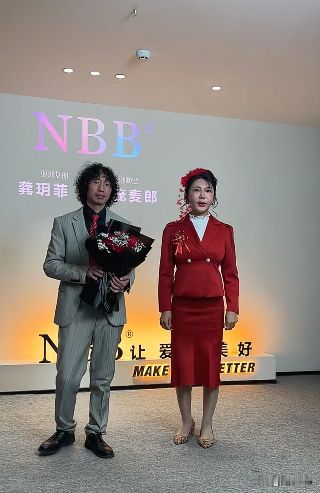 庞麦郎与龚玥菲在品牌方的赞助下，举行了“品牌代言婚礼”，估计是没流量了，啥想法啥