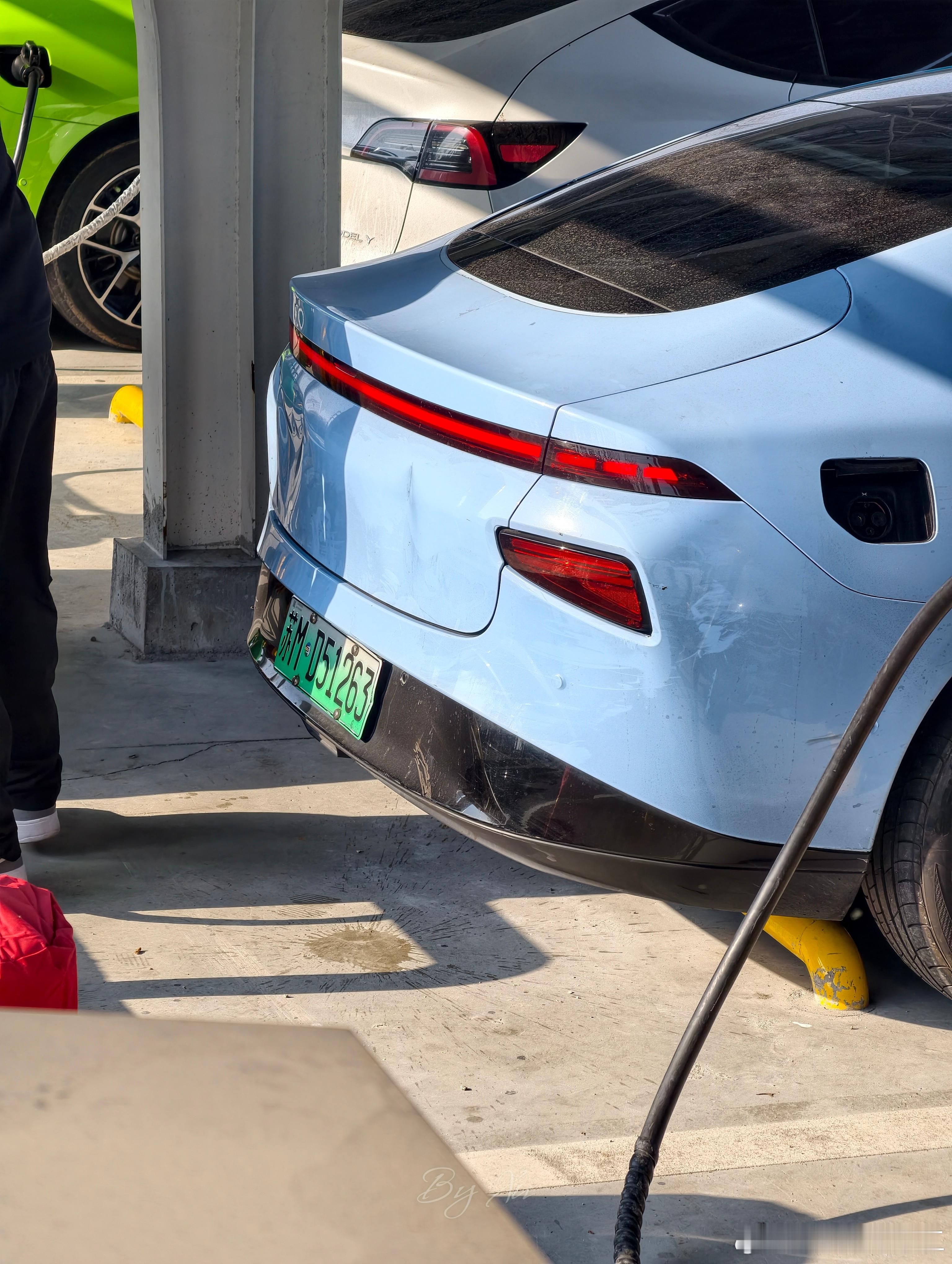 第一程结束行驶了356km来到信阳西服务区充电服务区还有蔚来的换电站和充电桩不得