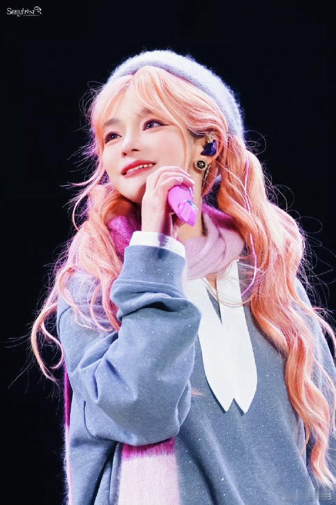 张杰张杰演唱会幸运观众黄霄雲 慕了慕了！黄霄雲不仅能现场看张杰演唱会，还抽中黄金