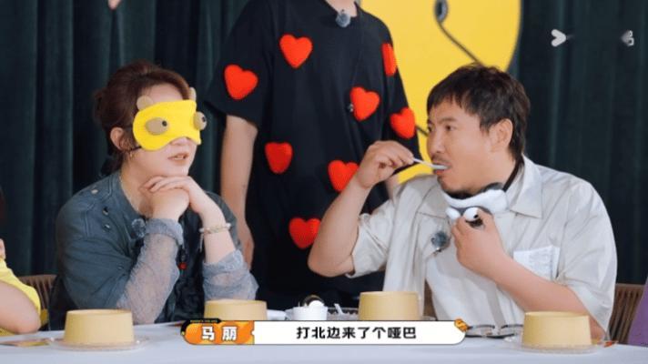 沈腾像被白客的青梅精咬了腾哥这次扮演馋猫真不容易，偷吃了白客的青梅精后，脸上的表