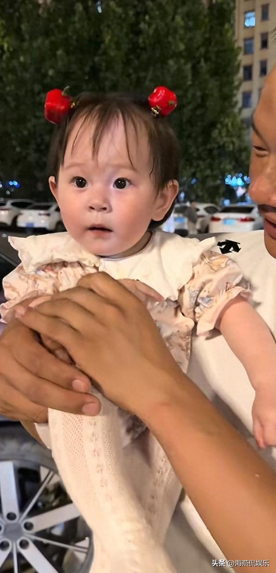 父母买瓜弄丢女儿，摊主赖着不肯放手
都说女儿是爸爸的小棉袄，可这件“小棉袄”要是