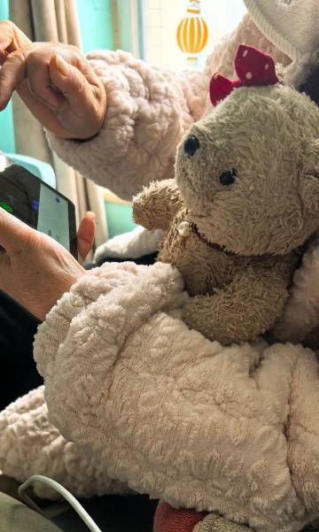 公主一边打游戏一边给我吐槽<br />她朋友的老公说：你女不结婚很丢人...