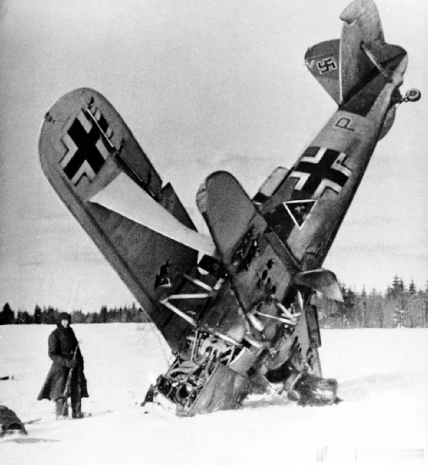 1941年11月红军士兵看守的德国Hs-123攻击机（编号2318），该机属于第