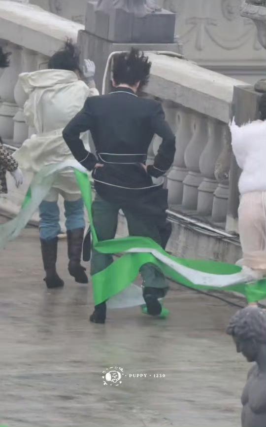 张凌赫这组路透太可爱了！被直升机气流吹到发型彻底“炸毛”，发丝凌乱飞舞，整个人透