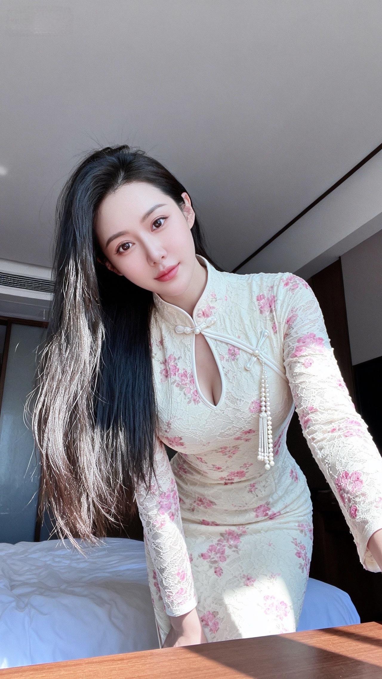 颜值穿搭：“深蓝色衬衫式连衣裙+薄丝+小高跟”