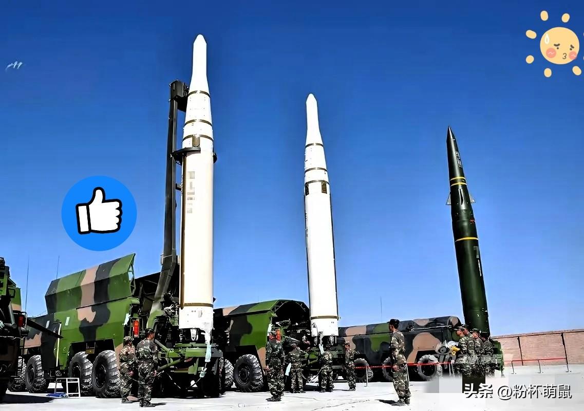 东部战区这次不再藏掖，亮出家底。
 
导弹也不藏着掖着，直接竖在那儿吹海风，管它