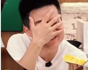 董宇辉“休产假”去了。
全网都疯了。
一帮网友在评论区替他把婚假、满月酒都办完了