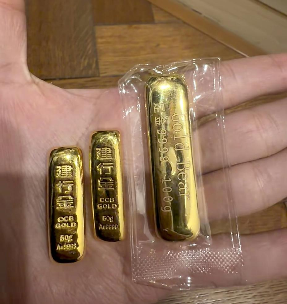 我：老婆，黄金又跌了。

老婆：我知道。

我：你怎么一点都不慌？

老婆：慌什