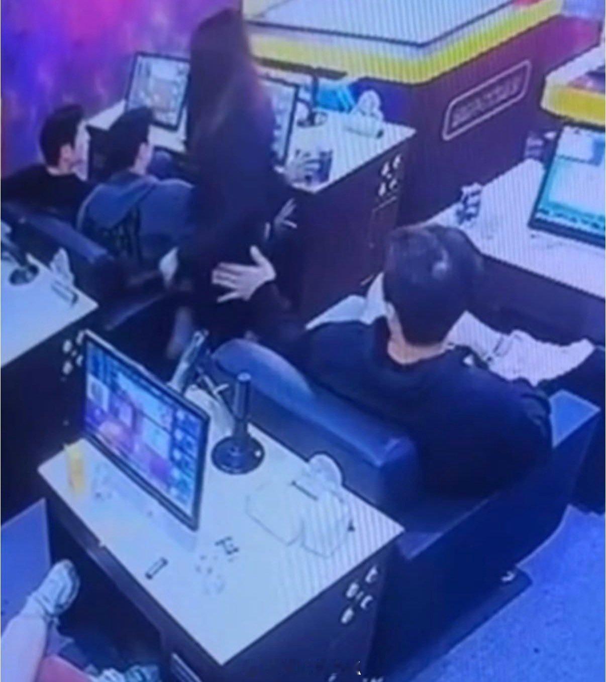 韩国乐天巨人队球员高承敏、罗承烨、金东赫和金世民在台湾春训时一家赌博场所对台妹进