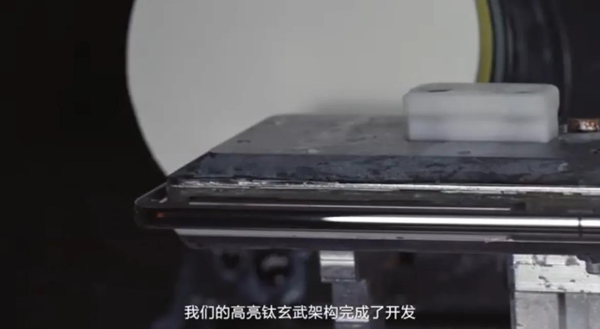 华为经历8年多的技术研发终于落地商用于华为mate70Pro！华为自主研发的高亮