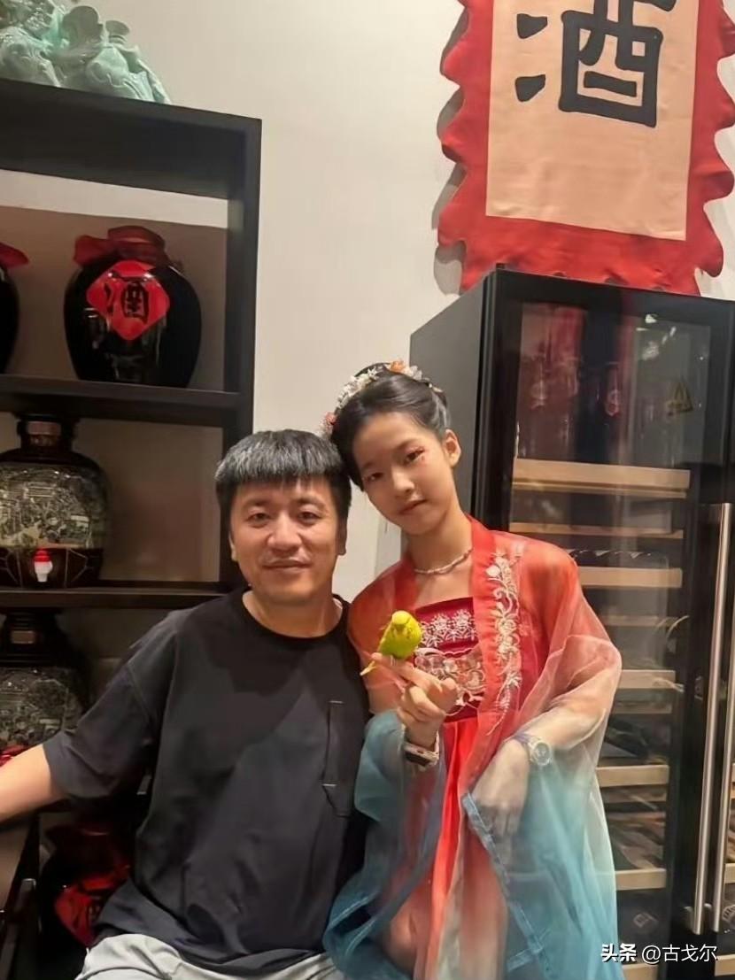 也许连张雪峰自己也没想到
那条早早的为女儿预铺好的路，却没能等到都允诺的那天，女