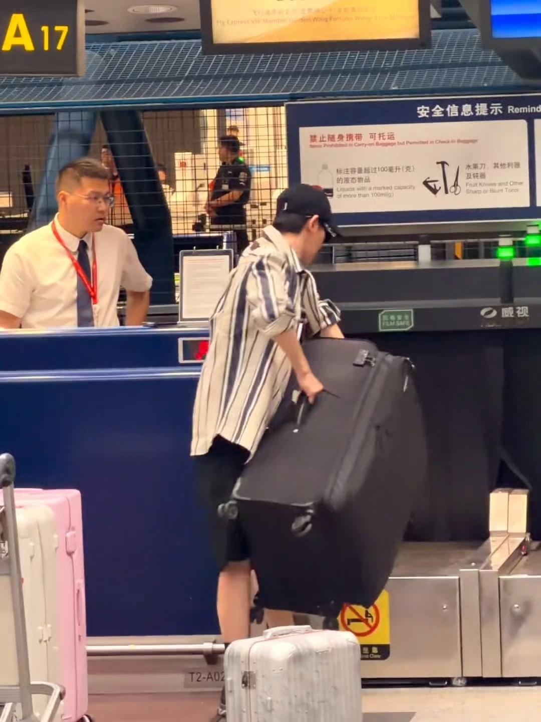 哈哈哈我不行了哥这雷霆大行李箱吐了🧳：有没有来救救我！我要爆了！！！谁来为我发