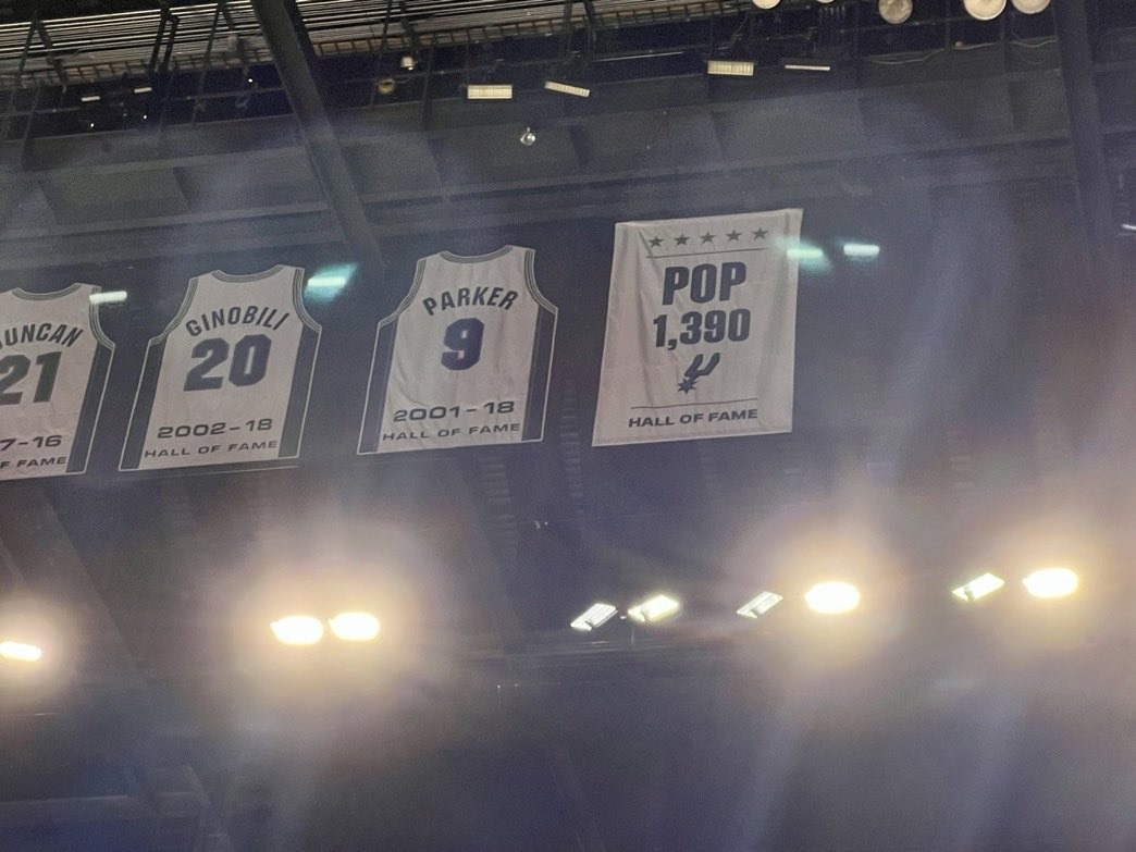 圣安东尼奥主场悬挂起波波维奇的旗帜！这位老主帅就这样悄无声息的退役了！波波维奇退