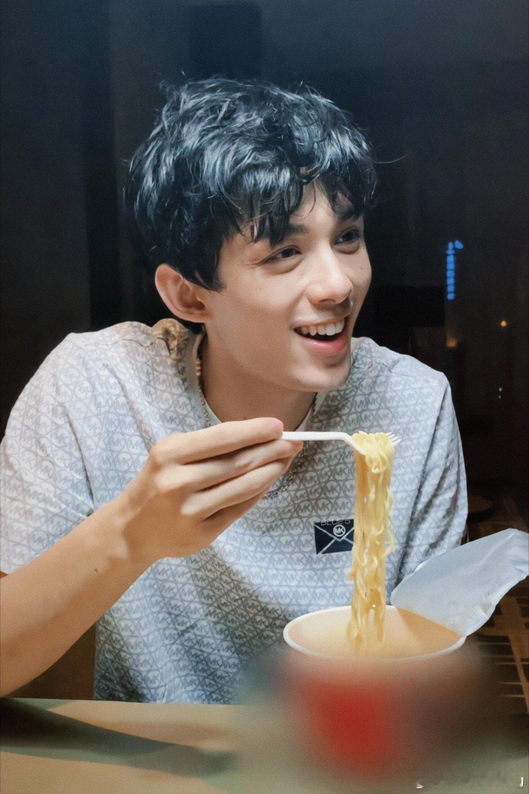 吴磊[超话] 怎么吃个泡面都这么帅啊，感觉在他对面吃饭应该吃不饱，因为光顾着看脸