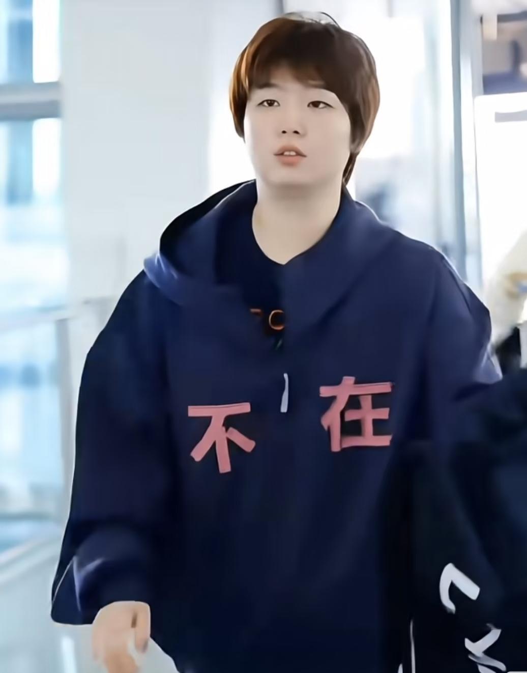 蒯曼又瘦了！这是蒯曼从成都出发去澳门在机场的现场图片，几日不见，发现这姑娘变漂亮