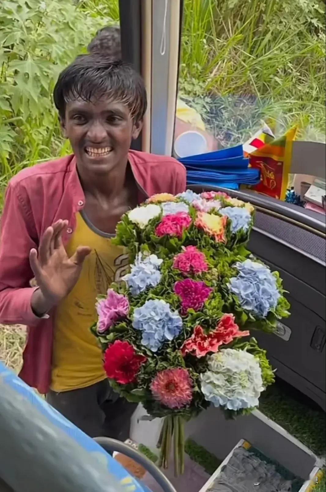 斯里兰卡卖花的男孩火了，拍这个视频的博主出来回应了网友们比较想知道的几个问题，这