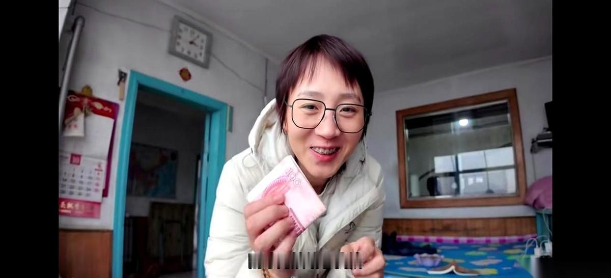 就那一下，一沓钱，从口袋里掏出来，对着镜头晃。
说是他妈给的。
男的呢？眼皮都没