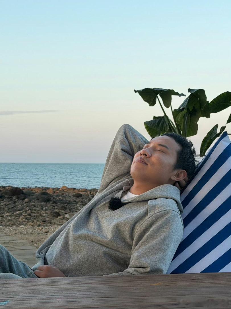 王传君说徐志胜沈月的CP好嗑 王传君嗑CP的样子，让我怀疑他平时没少看综艺。不然