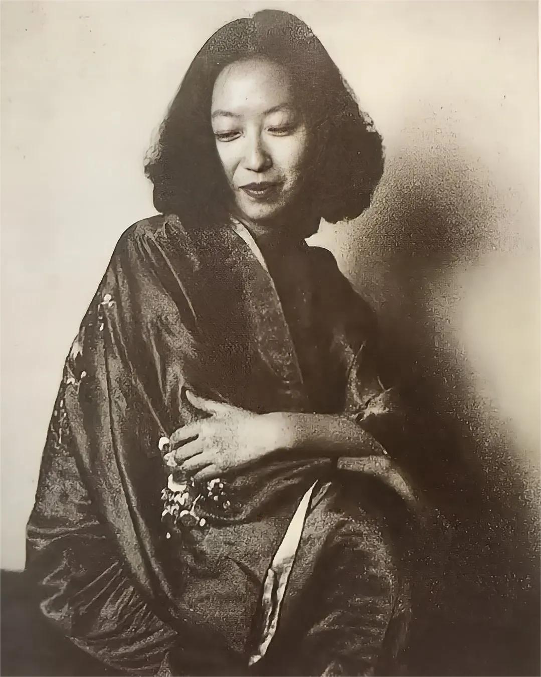 1956年的一个深夜，65岁的赖雅敲响了张爱玲的房门。进屋后，36岁的张爱玲竟主