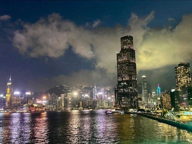 无人机七夕秀香港红磡新海滨的无人机表演还是蛮超前，地铁红磡D3口出来，走海滨的人