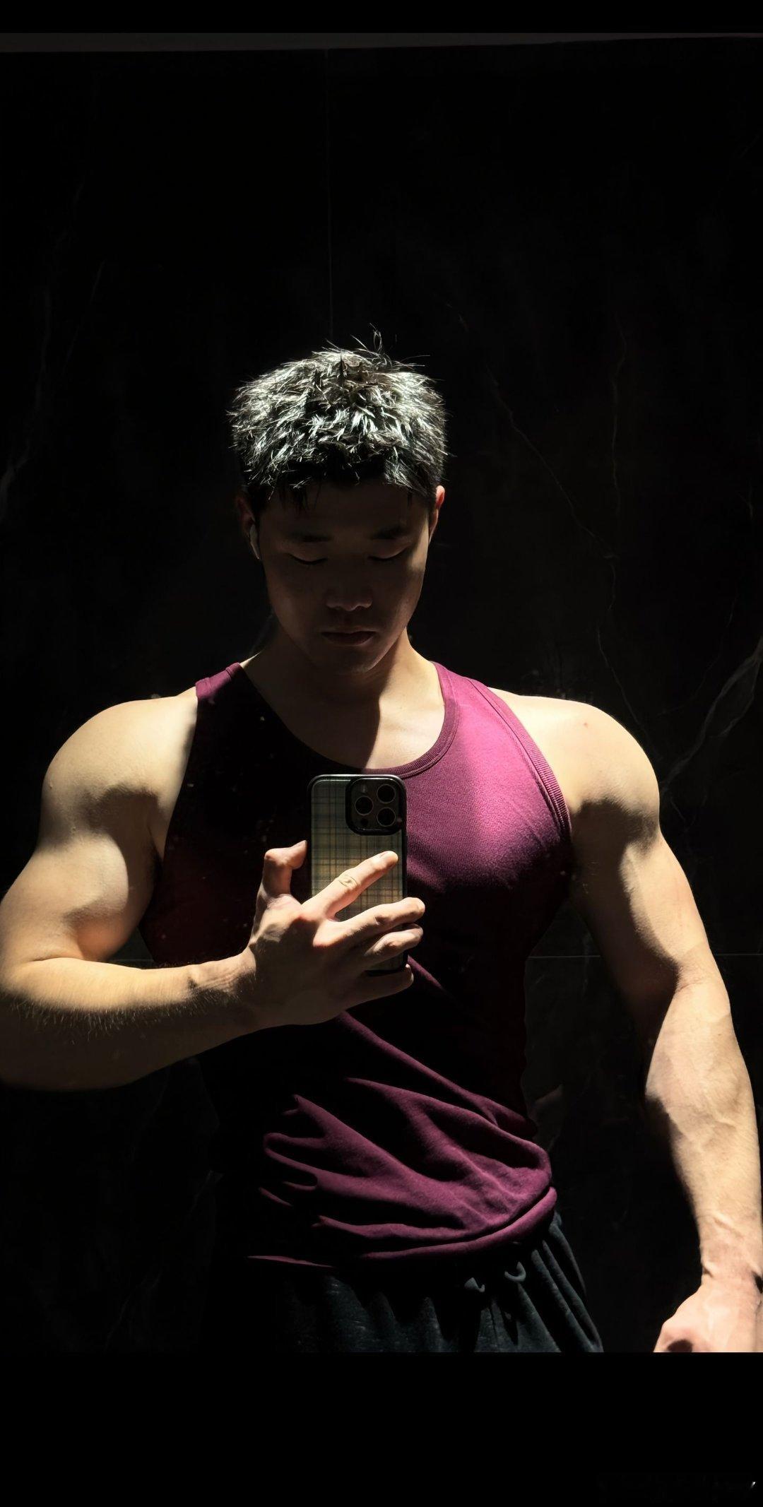 谁能不爱一个强壮肌肉男体育生 ​​​
